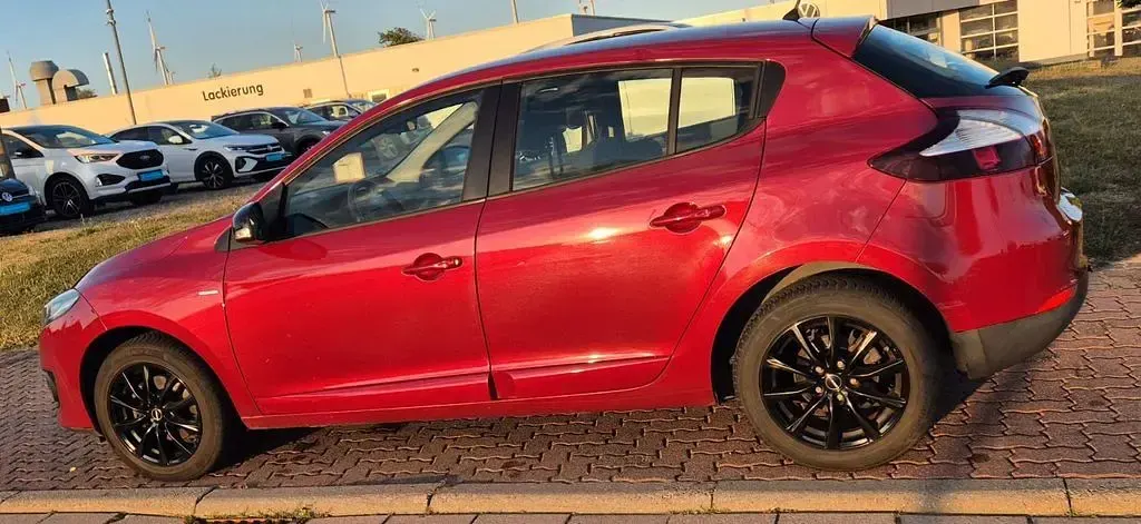 Gebraucht Renault Mégane III LIMITED 110 PS (80 kW) 2015 Rot Limousine