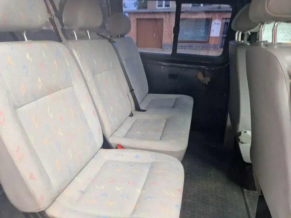 Second-hand VW Caravelle 131 CP (96 kW) 2004 Negru Van