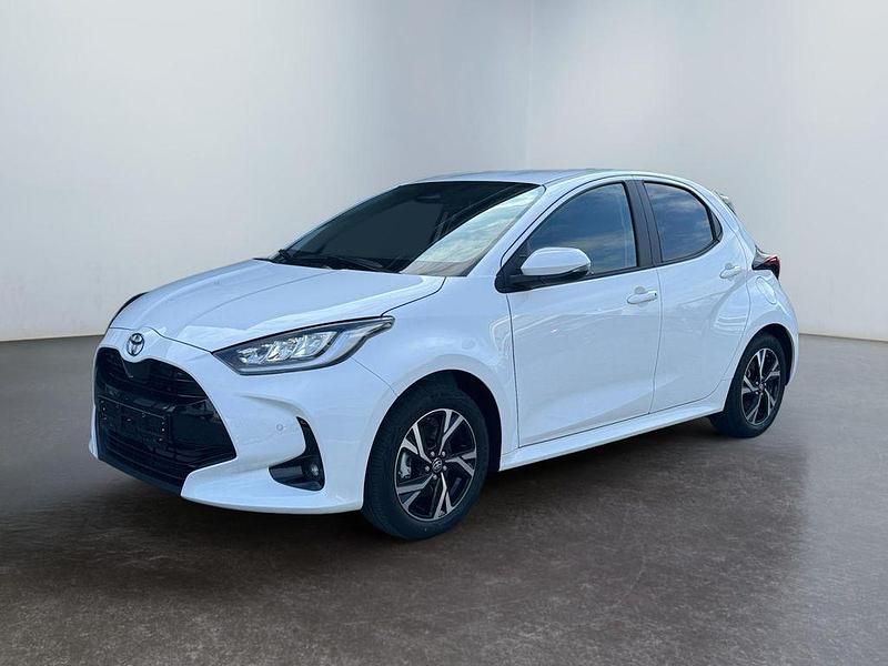 Weiß Neu 2025 Toyota Yaris Hybrid Style Limousine | 23.840 € (Guter Preis) - Bild 1/4