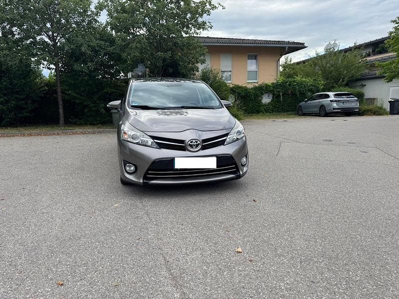 Grau Gebraucht 2015 Toyota Verso Skyview Edition Van / Kleinbus | 6.500 € (Guter Preis) - Bild 1/4