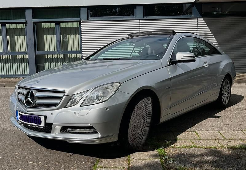Silber Gebraucht 2011 Mercedes E200 Elegance Coupé | 11.300 € (Guter Preis) - Bild 1/4