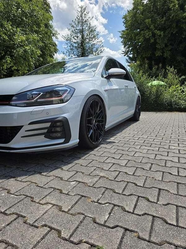 Weiß Gebraucht 2017 VW Golf VII GTI Limousine | 21.500 € (Etwas zu teuer) - Bild 1/4