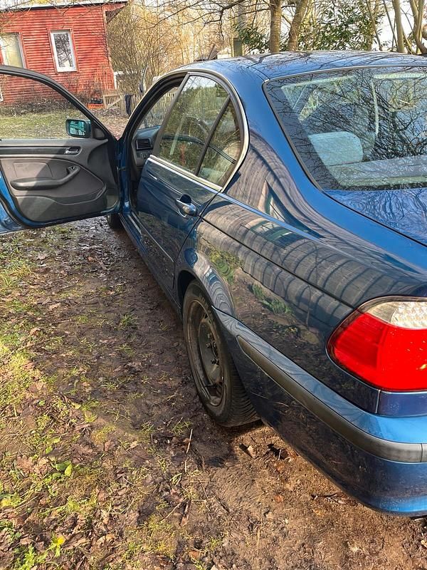 Second-hand BMW 320 170 CP (125 kW) 2002 Albastru Berlinǎ