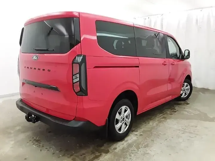 Gebraucht Ford Tourneo Titanium 136 PS (100 kW) 2025 Race red Van / Kleinbus
