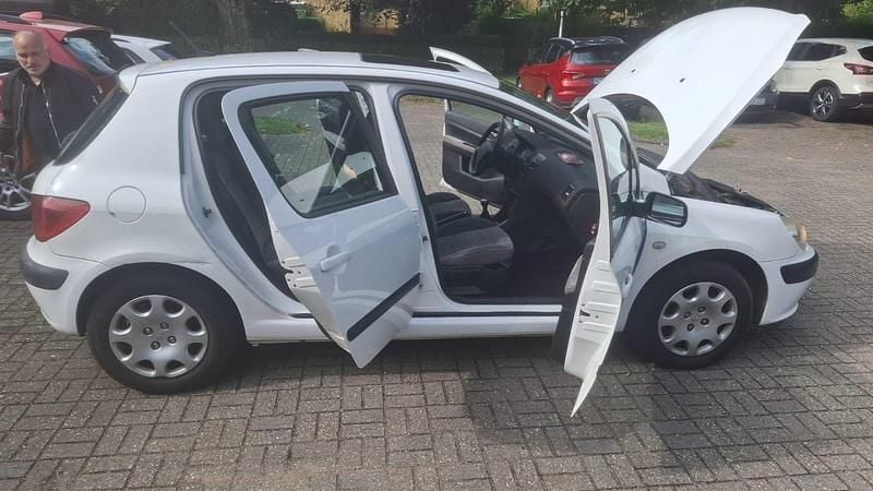 Grau Gebraucht 2005 Peugeot 307 Quiksilver Limousine | 1.999 € (Fairer Preis) - Bild 1/4