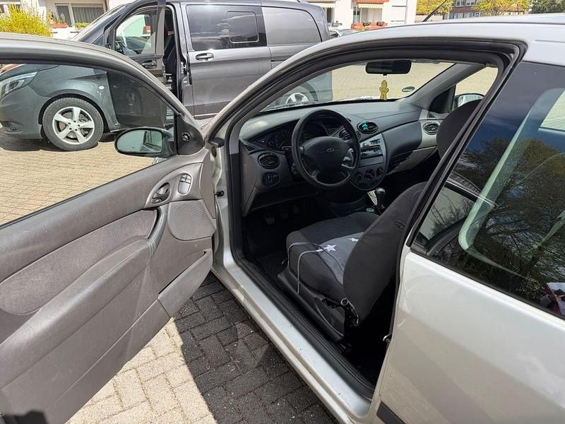 Gebraucht Ford Focus Ambiente 75 PS (55 kW) 2002 Grau Limousine