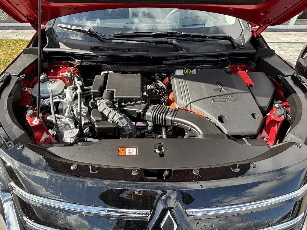 Neu Mitsubishi Outlander P-HEV Select 306 PS (225 kW) 2026 Rot SUV