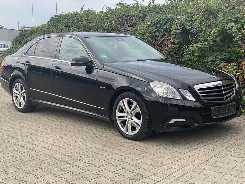 Schwarz Gebraucht 2009 Mercedes E200 Avantgarde Limousine | 8.500 € (Teuer) - Bild 1/4