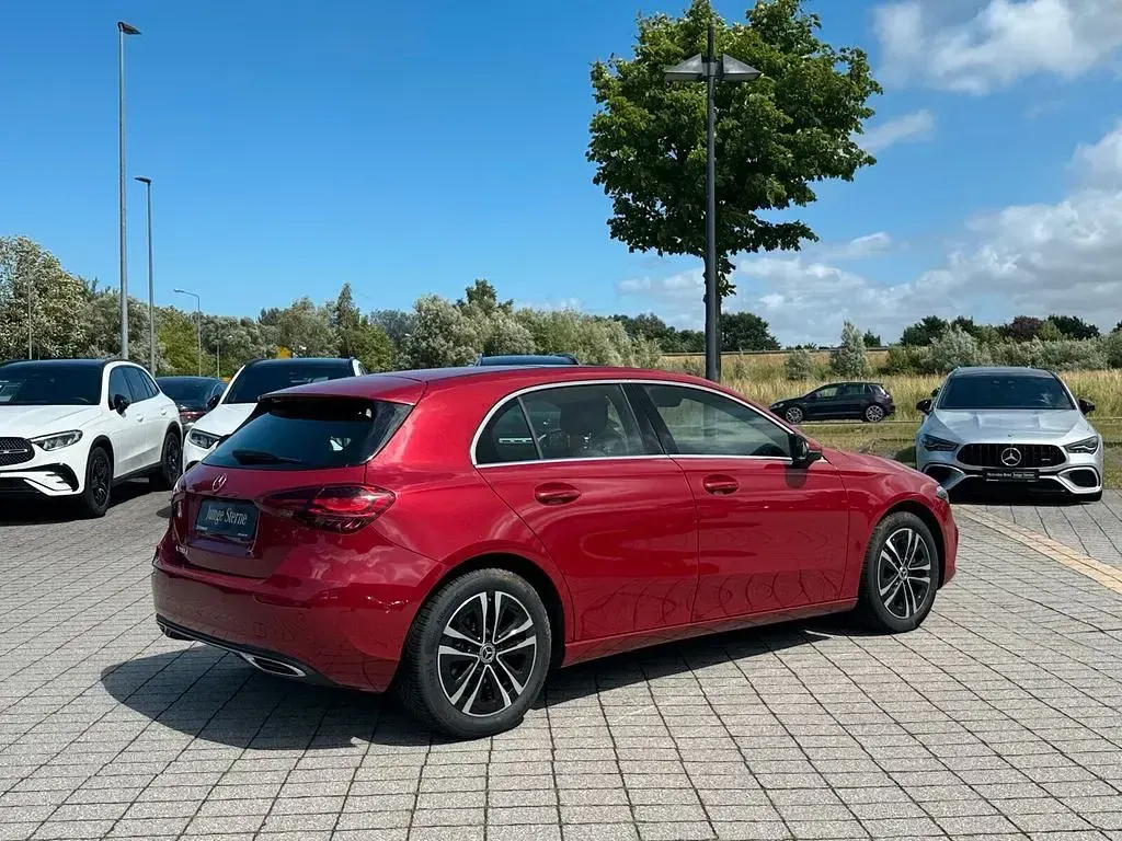 Gebraucht Mercedes A200 Progressive 150 PS (110 kW) 2023 Manufaktur lack manufaktur patagonienrot metallic Limousine