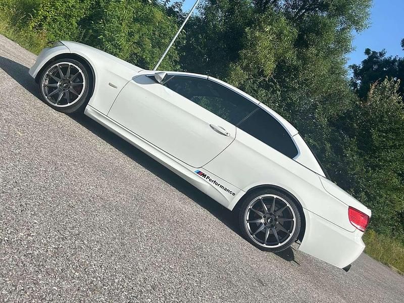 Weiß Gebraucht 2010 BMW 320 Cabriolet Cabrio | 13.900 € - Bild 1/4