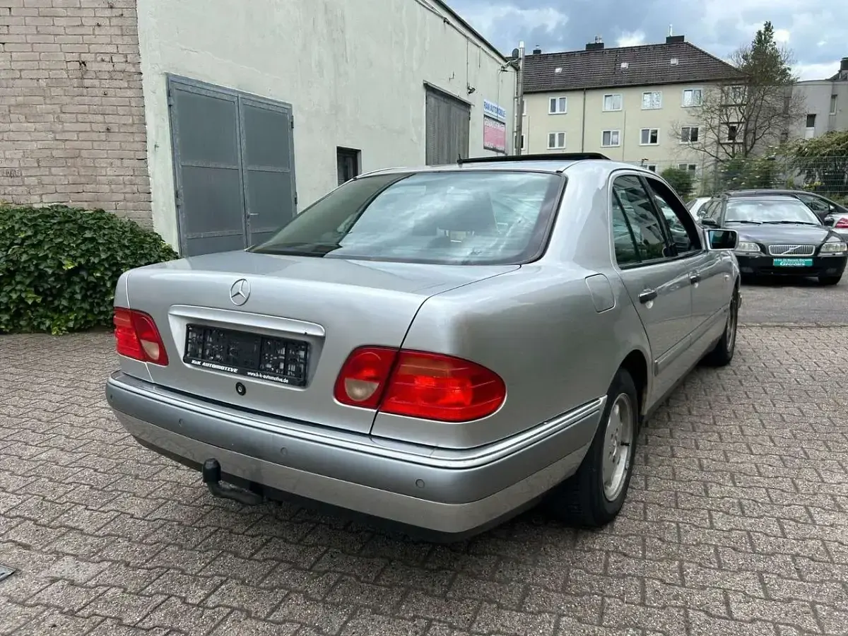 Gebraucht Mercedes E240 Elegance 170 PS (125 kW) 1998 Silber Limousine