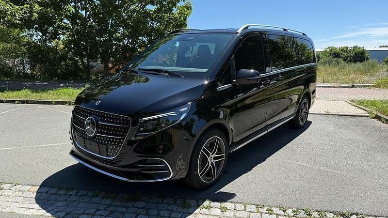 Schwarz Gebraucht 2024 Mercedes V300 Avantgarde Van / Kleinbus | 76.990 € (Teuer) - Bild 1/4