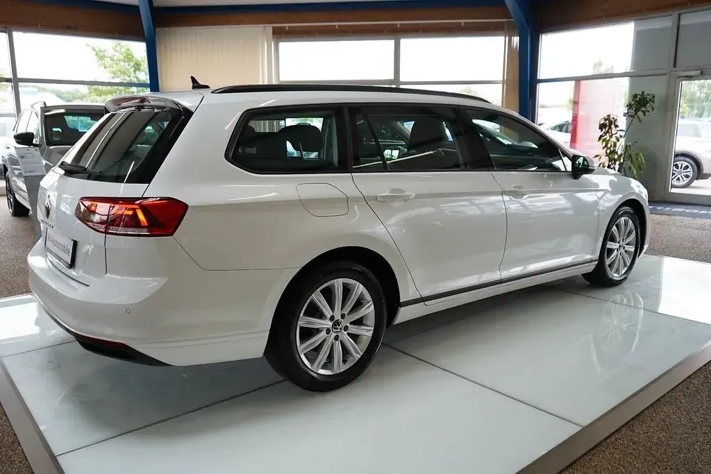 Gebraucht VW Passat Basis 150 PS (110 kW) 2022 Weiß Kombi