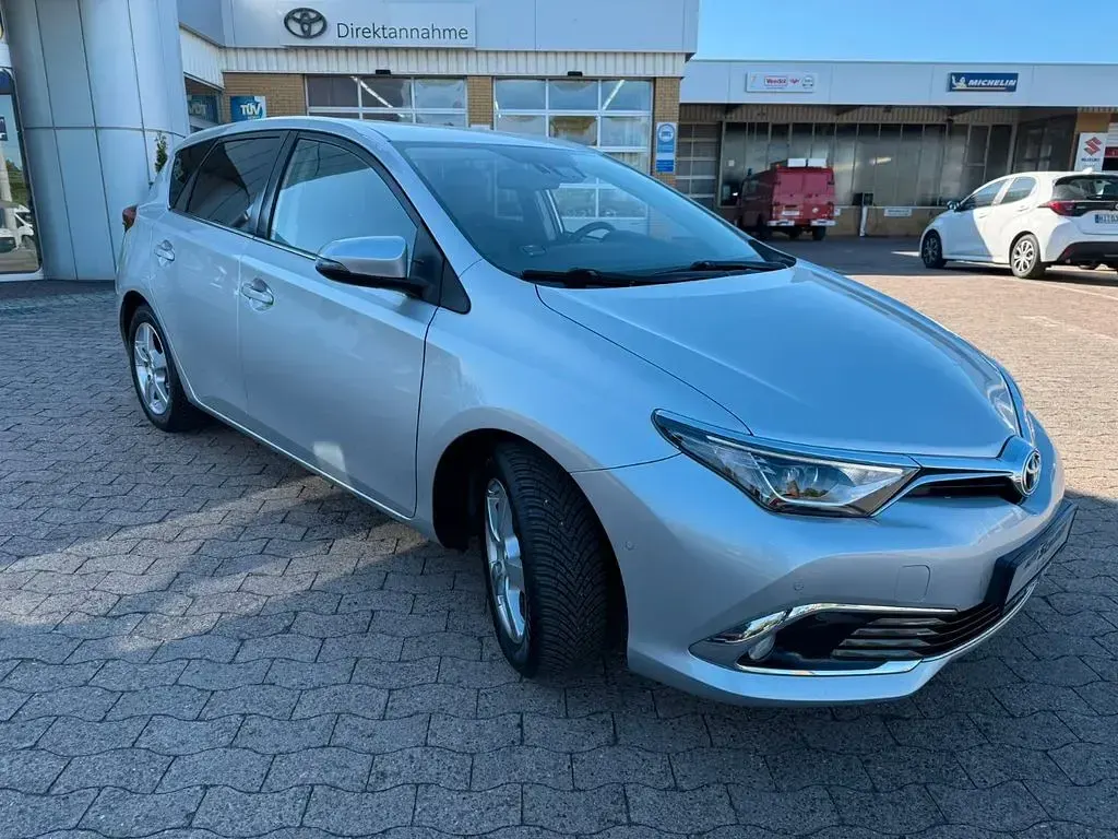 Gebraucht Toyota Auris Executive 116 PS (85 kW) 2015 Silber Limousine