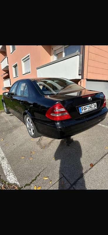 Second-hand Mercedes E220 150 CP (110 kW) 2004 Negru Berlinǎ