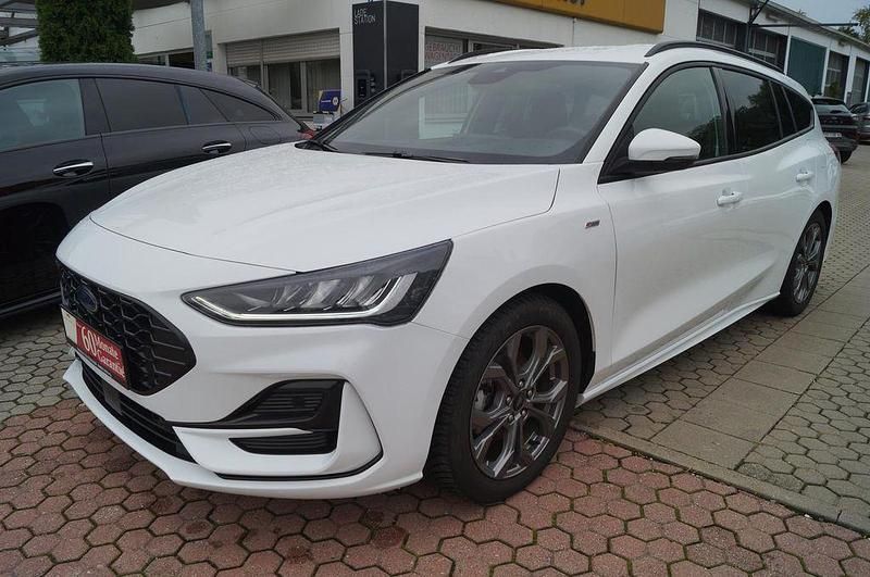 Weiß Gebraucht 2024 Ford Focus ST-Line Limousine | 21.770 € (Guter Preis) - Bild 1/4