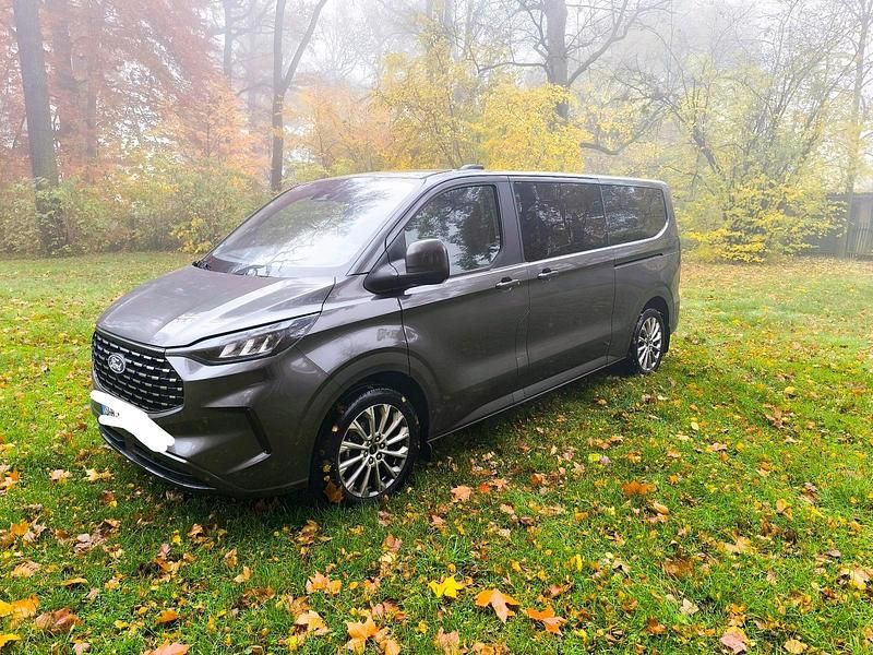 Grau Gebraucht 2024 Ford Tourneo Titanium Van / Kleinbus | 47.900 € (Teuer) - Bild 1/4