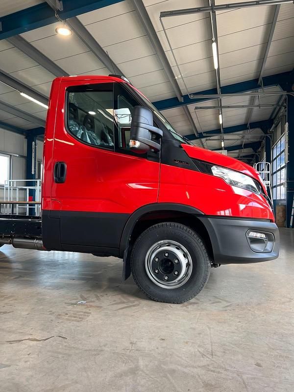 Gebraucht Iveco Daily 175 PS (128 kW) 2023 Rot
