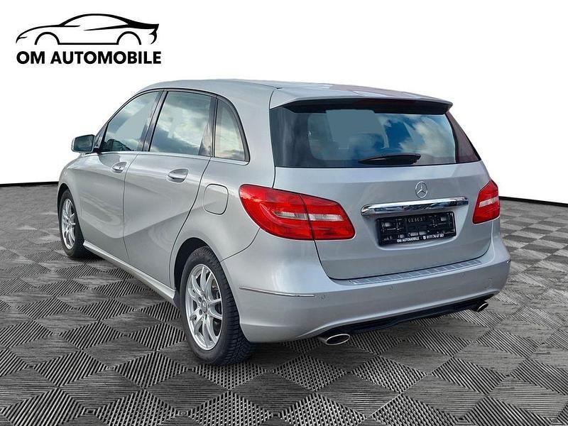 Gebraucht Mercedes B200 156 PS (114 kW) 2013 Silber Van / Kleinbus