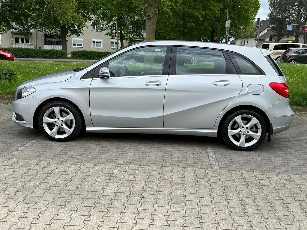 Gebraucht Mercedes B200 136 PS (100 kW) 2013 Silber Van / Kleinbus