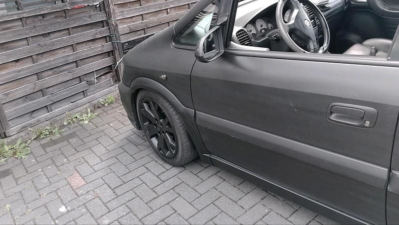 Schwarz Gebraucht 2004 Opel Zafira OPC Van / Kleinbus | 4.000 € - Bild 1/4