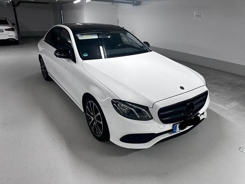 Weiß Gebraucht 2019 Mercedes E220 Limousine | 22.999 € (Superpreis) - Bild 1/4
