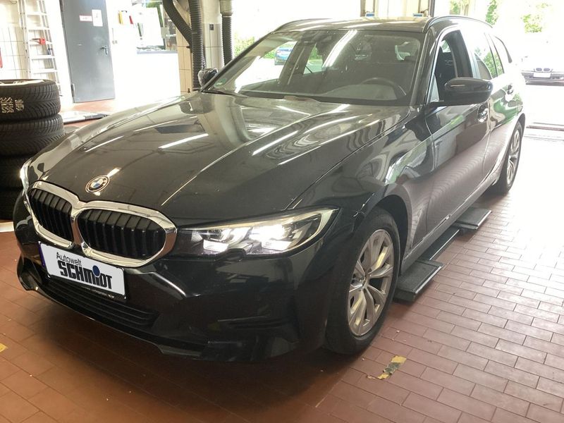 Schwarz uni Gebraucht 2022 BMW 318 Advantage Kombi | 26.890 € (Fairer Preis) - Bild 1/4