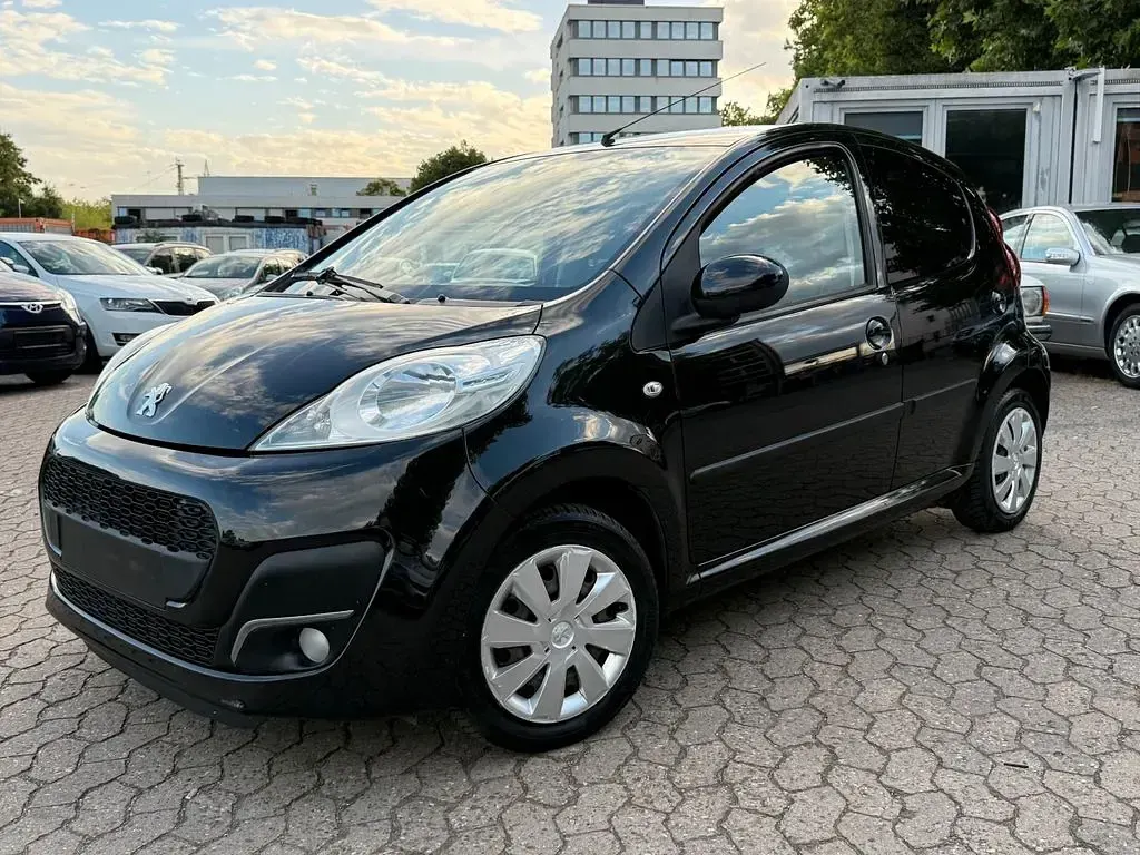 Gebraucht Peugeot 107 Active 68 PS (50 kW) 2013 Schwarz Kleinwagen