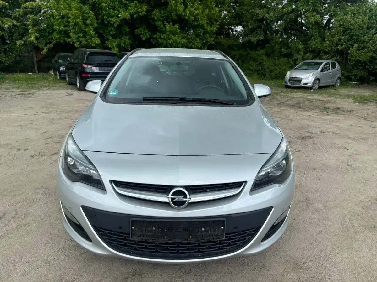 Gebraucht Opel Astra Edition 140 PS (102 kW) 2014 Silber Kombi