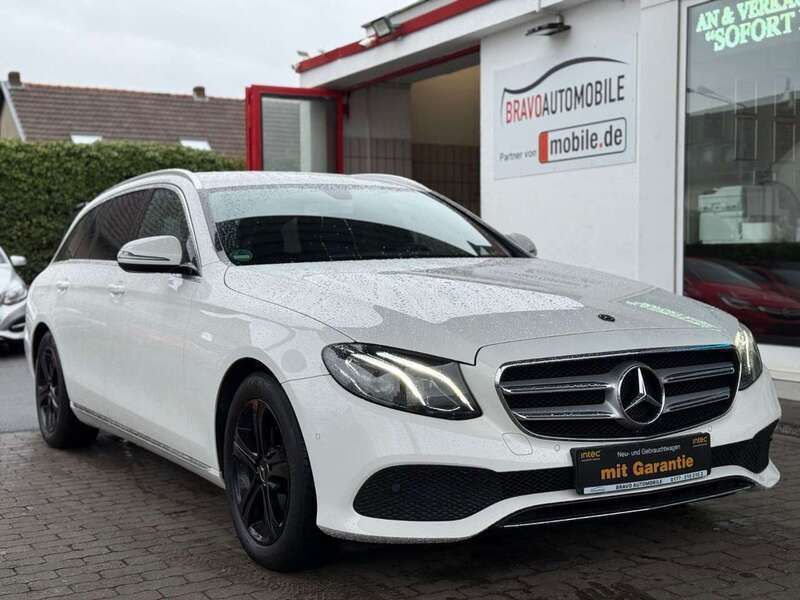Weiß Gebraucht 2017 Mercedes E200 Avantgarde Kombi | 20.499 € (Fairer Preis) - Bild 1/4