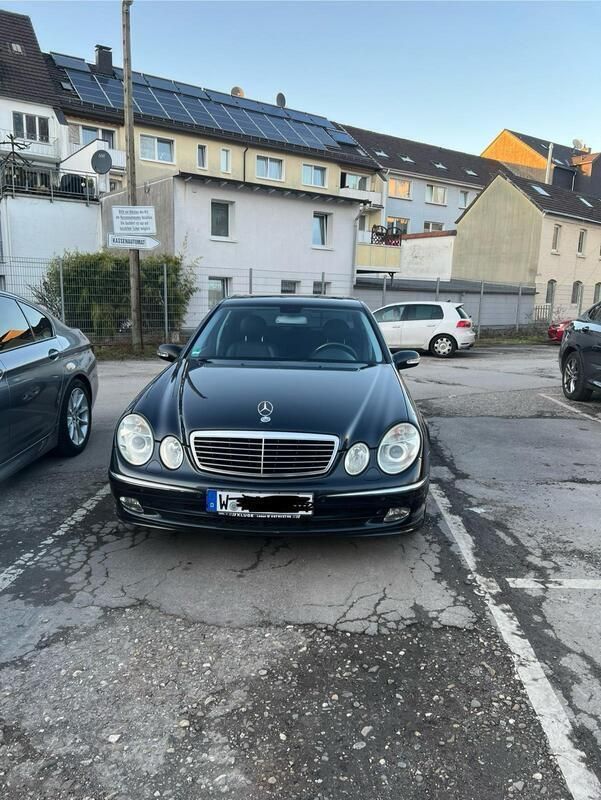 Blau Gebraucht 2003 Mercedes E240 Avantgarde Limousine | 3.300 € - Bild 1/4