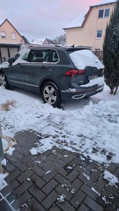 Grau Gebraucht 2021 VW Tiguan Highline SUV | 29.999 € (Teuer) - Bild 1/1