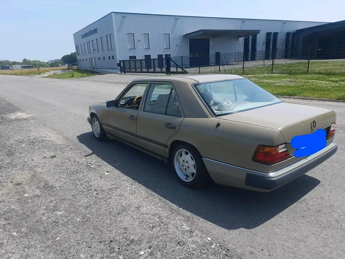 Gebraucht Mercedes E230 132 PS (97 kW) 1987 Beige Limousine