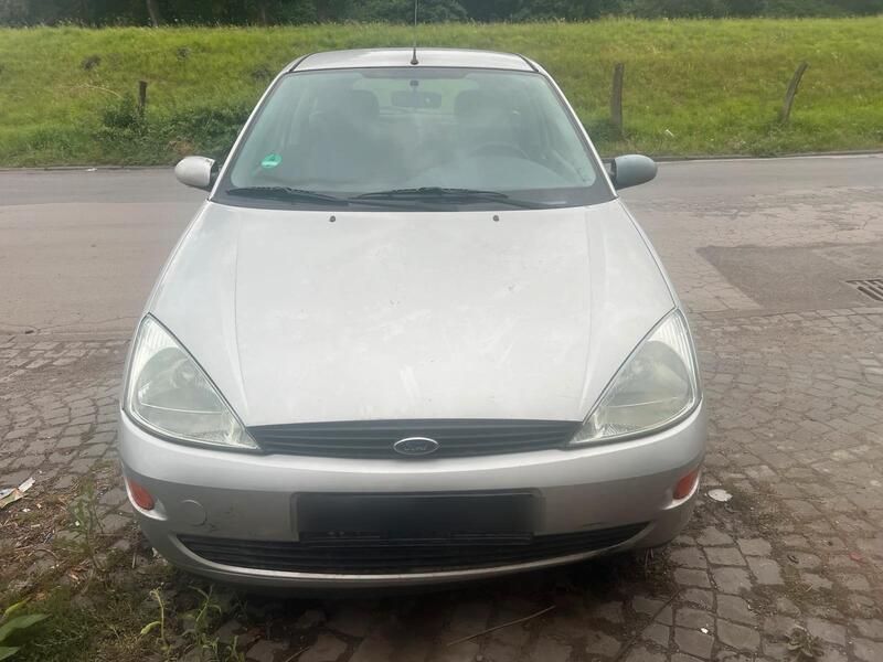 Grau Gebraucht 2001 Ford Focus Kleinwagen | 1.450 € (Fairer Preis) - Bild 1/4