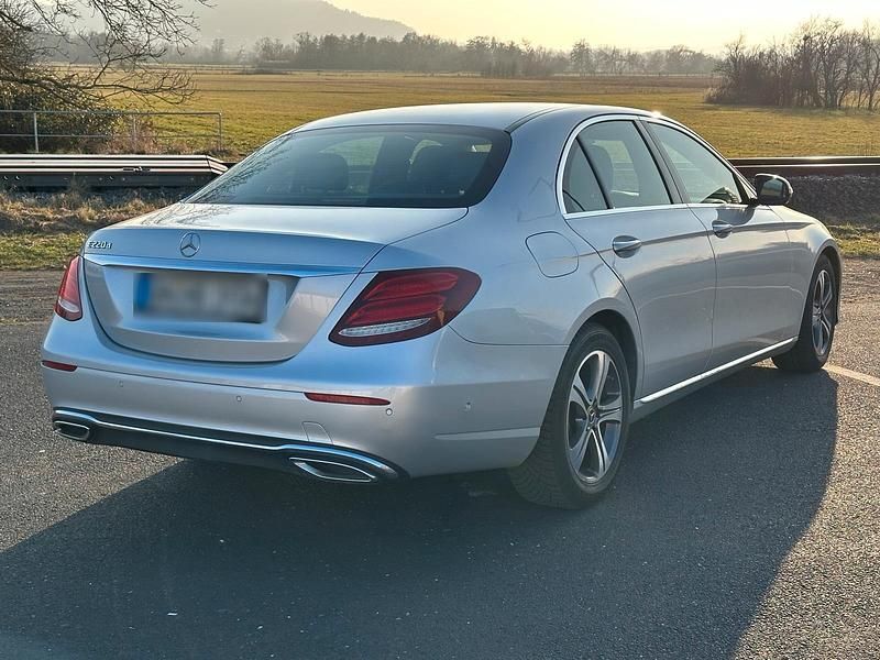 Gebraucht Mercedes E220 Avantgarde 194 PS (142 kW) 2018 Silber Limousine