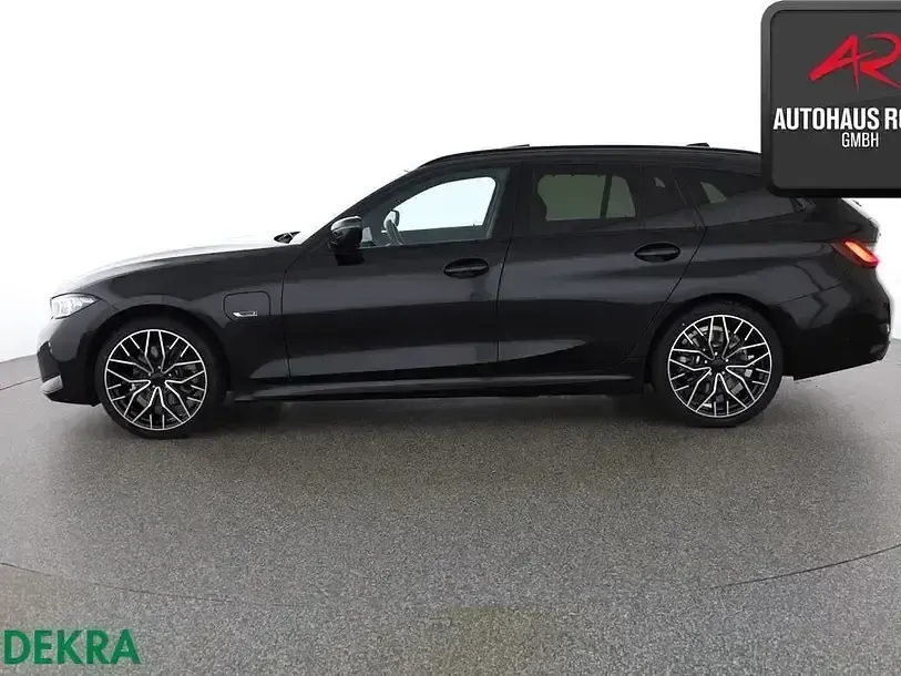 Gebraucht BMW 320e M Sport 204 PS (150 kW) 2022 Black sapphire Kombi