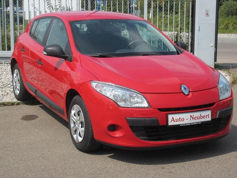 Rot Gebraucht 2011 Renault Mégane III Authentique Limousine | 6.250 € (Fairer Preis) - Bild 1/4