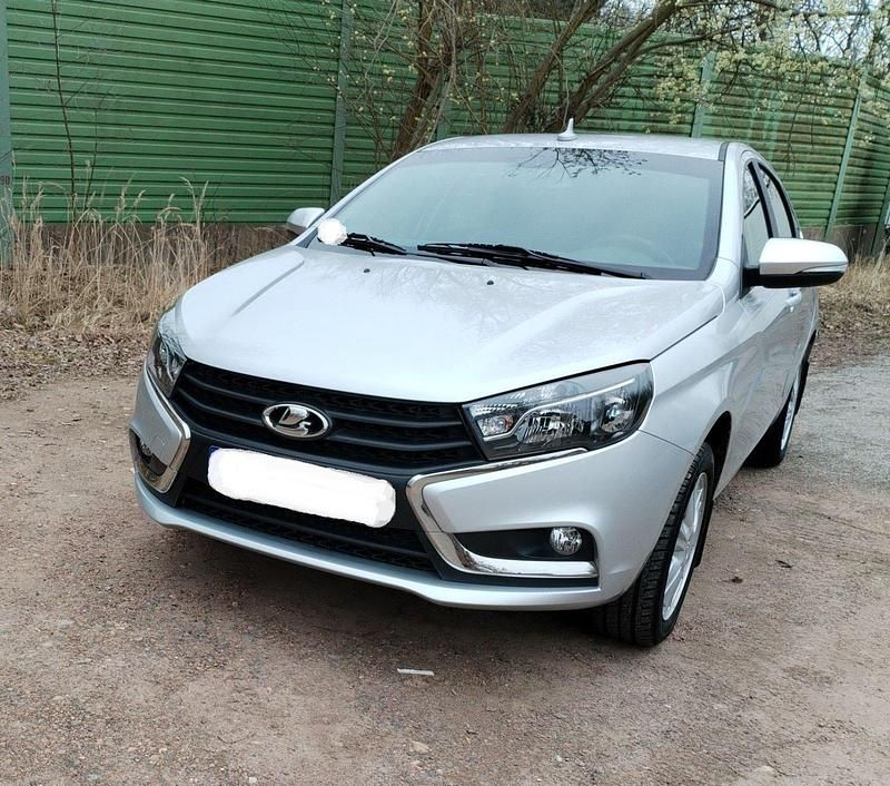 Second-hand Lada Vesta 106 CP (77 kW) 2017 Argintiu Berlinǎ