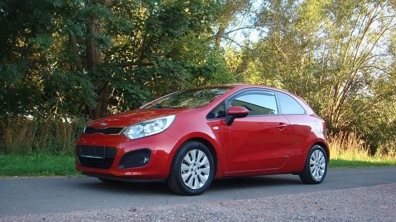 Rot Gebraucht 2013 Kia Rio Spirit Limousine | 3.690 € (Guter Preis) - Bild 1/4