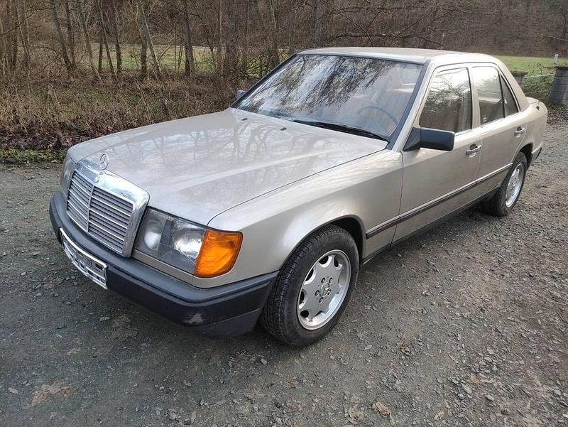 Gebraucht Mercedes E230 136 PS (100 kW) 1985 Gold Limousine