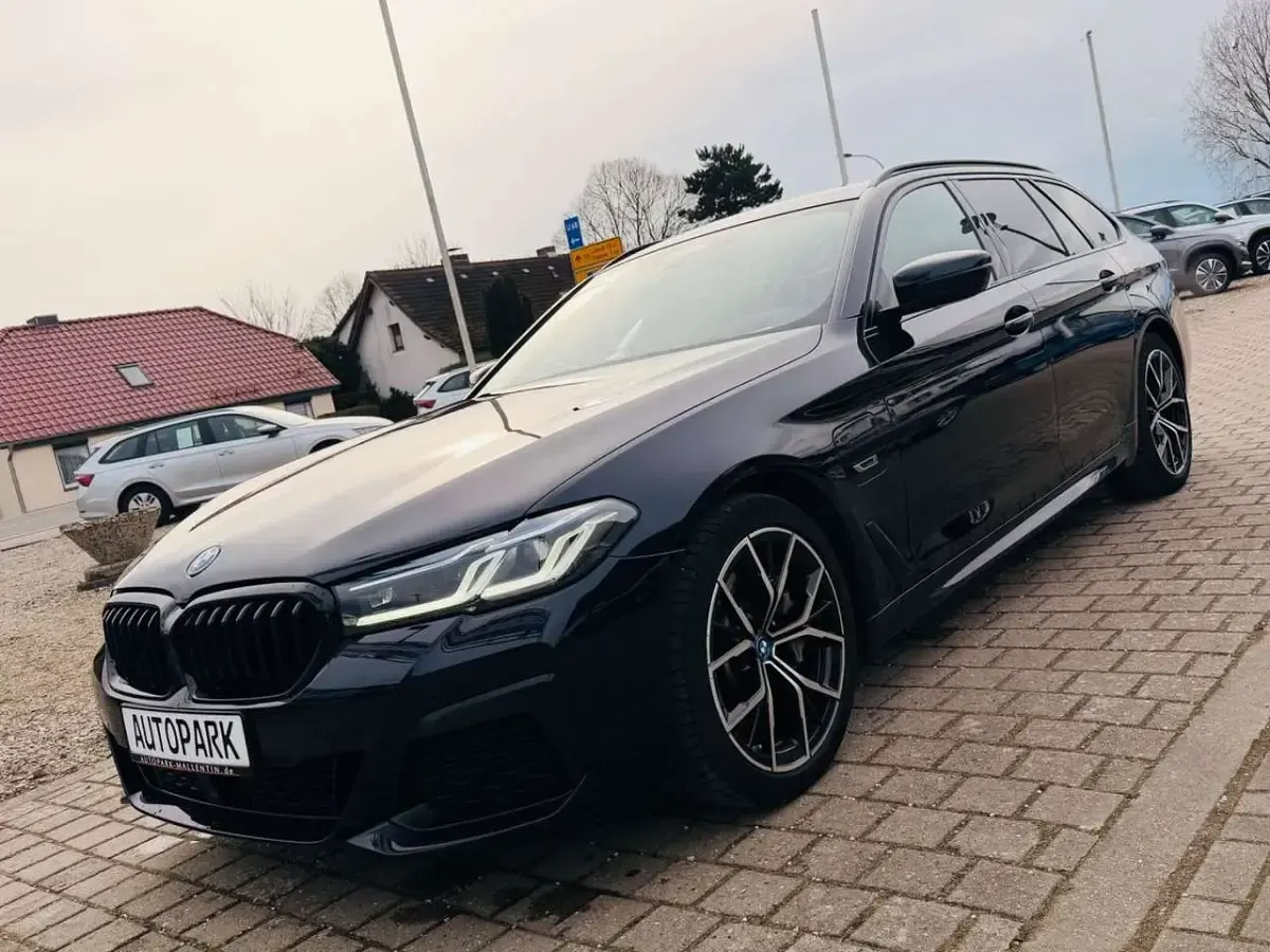 Gebraucht BMW 530e M Sport 292 PS (214 kW) 2022 Carbonschwarz Kombi