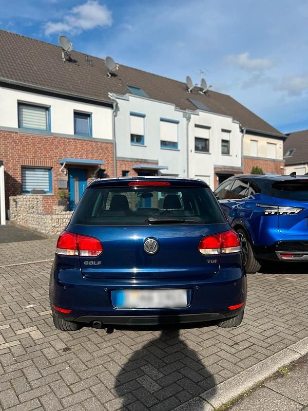 Gebraucht VW Golf VI 105 PS (77 kW) 2011 Blau Kleinwagen