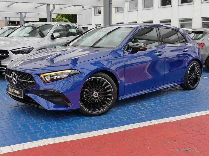 Metalliclack spektralblau Gebraucht 2024 Mercedes A200 AMG Limousine | 31.980 € (Fairer Preis) - Bild 1/4