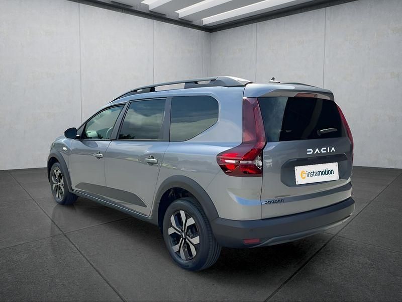 Neu Dacia Jogger 101 PS (74 kW) 2025 Grau Van / Kleinbus