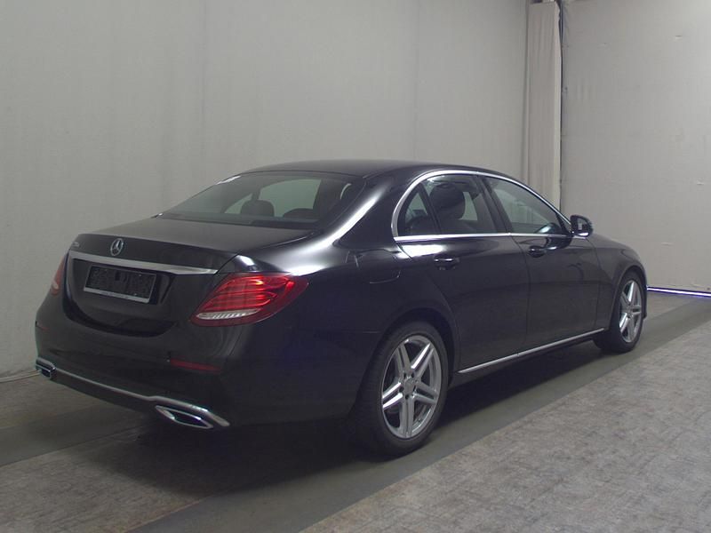 Gebraucht Mercedes E220 Avantgarde 194 PS (142 kW) 2018 Obsidianschwarz metalliclack Limousine