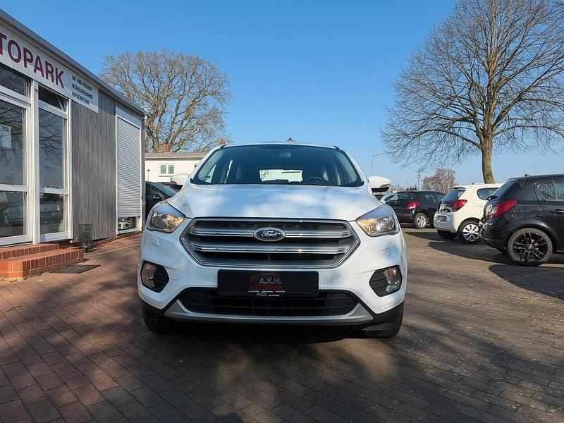 Gebraucht Ford Kuga Trend 120 PS (88 kW) 2018 Frostweiß SUV