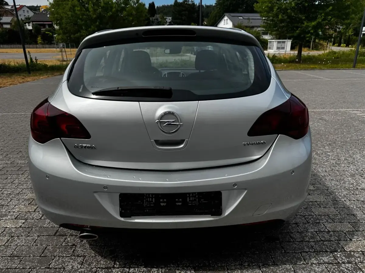 Gebraucht Opel Astra Innovation 140 PS (102 kW) 2011 Silber Limousine