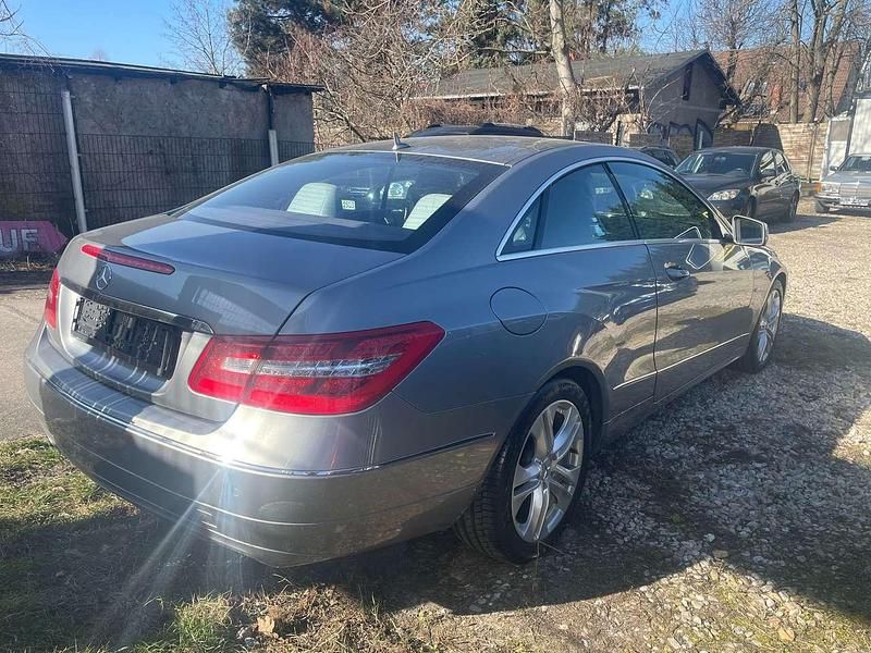 Gebraucht Mercedes E200 Avantgarde 184 PS (135 kW) 2010 Iridiumsilber met. Coupé
