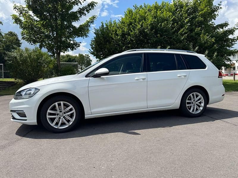 Weiß Gebraucht 2017 VW Golf VII Comfortline Kombi | 13.900 € (Fairer Preis) - Bild 1/4