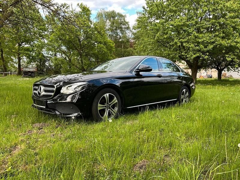 Schwarz Gebraucht 2018 Mercedes E220 Limousine | 29.900 € (Guter Preis) - Bild 1/4